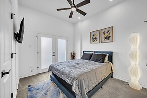 Beehive House- Stylish Houston Getaway 3 Bedroom Home