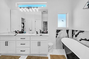 Beehive House- Stylish Houston Getaway 3 Bedroom Home