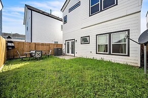 Beehive House- Stylish Houston Getaway 3 Bedroom Home