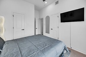 Beehive House- Stylish Houston Getaway 3 Bedroom Home