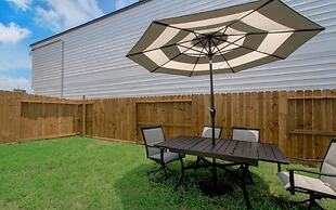 Beehive House- Stylish Houston Getaway 3 Bedroom Home
