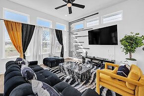 Beehive House- Stylish Houston Getaway 3 Bedroom Home