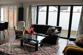 Contemporary 2bed House With Parking