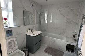 Contemporary 2 bed House With Parking