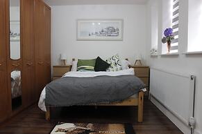 Contemporary 2bed House With Parking