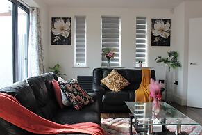 Contemporary 2bed House With Parking