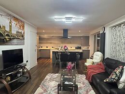 Contemporary 2bed House With Parking