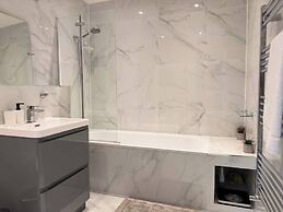 Contemporary 2bed House With Parking