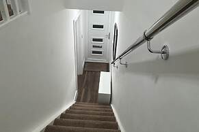 Contemporary 2bed House With Parking