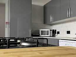 Contemporary 2bed House With Parking