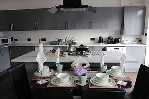 Contemporary 2bed House With Parking