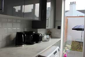 Contemporary 2bed House With Parking