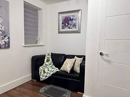 Contemporary 2bed House With Parking