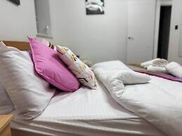 Contemporary 2bed House With Parking