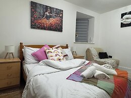 Contemporary 2bed House With Parking