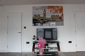 Contemporary 2bed House With Parking