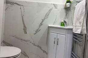 Contemporary 2bed House With Parking