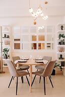 A Luxurious 1BR Apartment