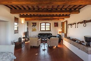 Country Villa In Tuscan Hills