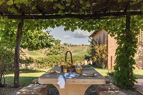 Country Villa In Tuscan Hills
