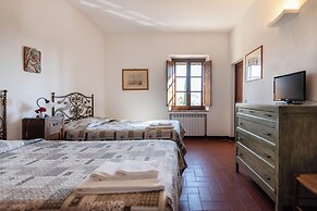 Country Villa In Tuscan Hills