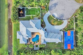 Sophia's Luxury Compound Resort w/ Heated Pool!