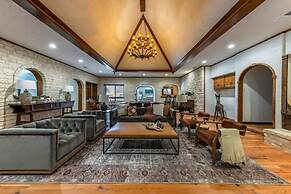 Spacious 90-acre Ranch Ideal for Families Reunions Events Sleeps 13 Sa
