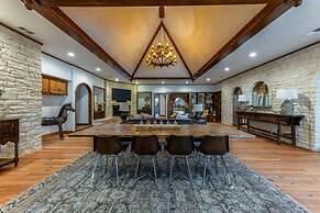 Spacious 90-acre Ranch Ideal for Families Reunions Events Sleeps 13 Sa