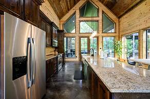 Luxurious Bright Modern Broken Bow Dream Retreat