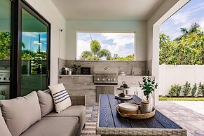 Luxurious Naples 4BR w Pool by Vanderbilt Beach