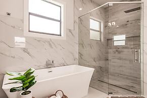 Luxurious Naples 4BR w Pool by Vanderbilt Beach