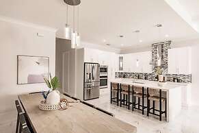 Luxurious Naples 4BR w Pool by Vanderbilt Beach