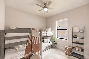 Luxurious Naples 4BR w Pool by Vanderbilt Beach