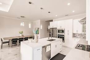 Luxurious Naples 4BR w Pool by Vanderbilt Beach