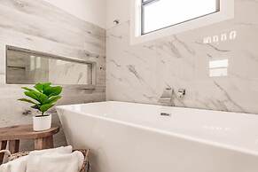 Luxurious Naples 4BR w Pool by Vanderbilt Beach