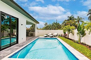 Luxurious Naples 4BR w Pool by Vanderbilt Beach