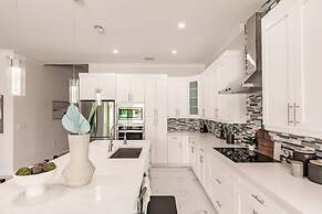 Luxurious Naples 4BR w Pool by Vanderbilt Beach