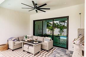 Luxurious Naples 4BR w Pool by Vanderbilt Beach