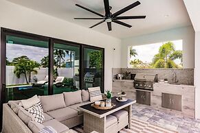 Luxurious Naples 4BR w Pool by Vanderbilt Beach