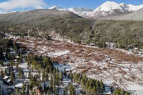 Private Luxurious Cabin w spa Near Breckenridge