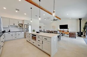 Secluded Hill Country Getaway Stunning Views Fire Pit 15 Min to Main S