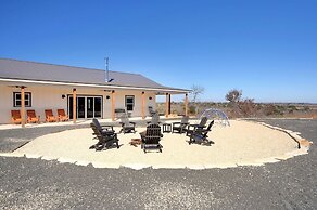 Secluded Hill Country Getaway Stunning Views Fire Pit 15 Min to Main S