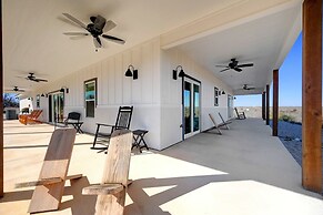 Secluded Hill Country Getaway Stunning Views Fire Pit 15 Min to Main S