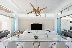 Luxurious Oceanfront Villa Infinity Pool Plunge