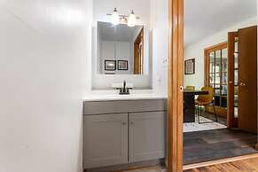 Charming Poconos Retreat With hot tub Fireplace