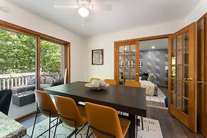 Charming Poconos Retreat With hot tub Fireplace