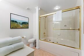 Charming Poconos Retreat With hot tub Fireplace