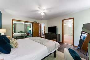 Charming Poconos Retreat With hot tub Fireplace