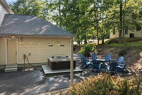 Charming Poconos Retreat With hot tub Fireplace