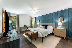 Charming Poconos Retreat With hot tub Fireplace